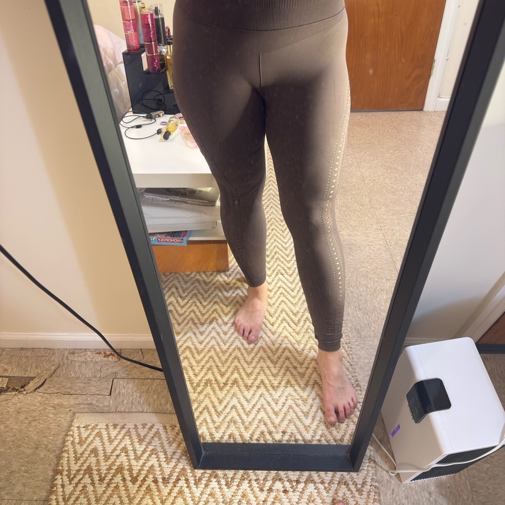 ALO Yoga Seamless High-Waist Brown Rib Legging with Details on the Side